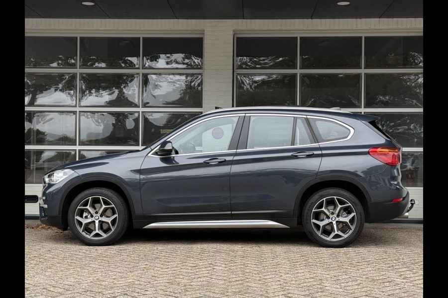 BMW X1 sDrive18i X LINE | HEAD UP | PANORAMA | CAMERA | STOELVERWARMING | PARKEERSENSOREN |