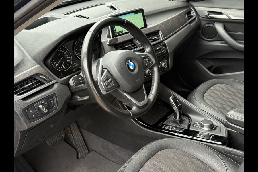 BMW X1 sDrive18i X LINE | HEAD UP | PANORAMA | CAMERA | STOELVERWARMING | PARKEERSENSOREN |