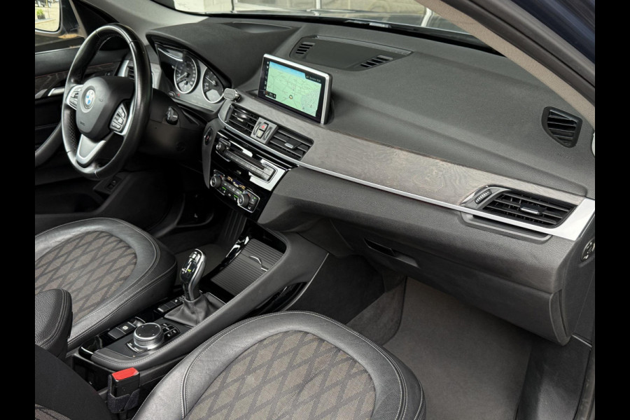 BMW X1 sDrive18i X LINE | HEAD UP | PANORAMA | CAMERA | STOELVERWARMING | PARKEERSENSOREN |