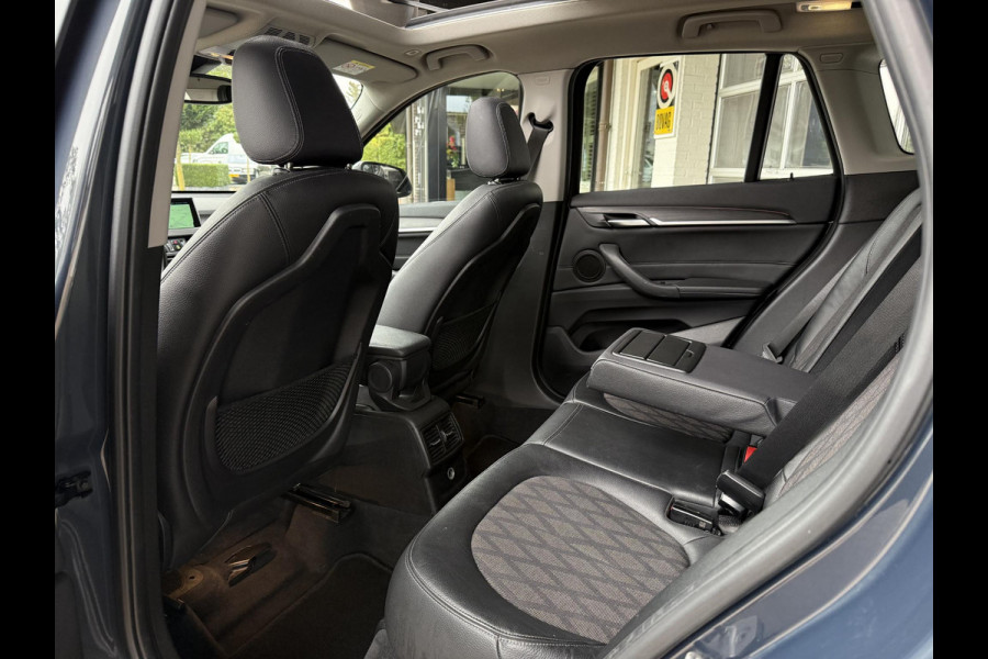 BMW X1 sDrive18i X LINE | HEAD UP | PANORAMA | CAMERA | STOELVERWARMING | PARKEERSENSOREN |