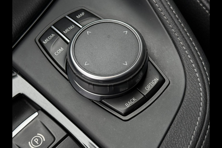 BMW X1 sDrive18i X LINE | HEAD UP | PANORAMA | CAMERA | STOELVERWARMING | PARKEERSENSOREN |