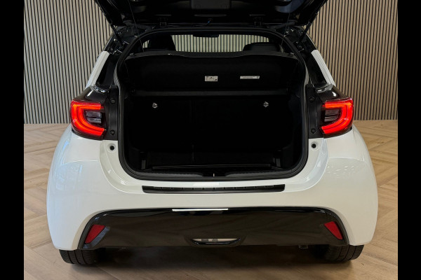 Toyota Yaris 1.5 Hybrid Sport AUT. CAMERA NAVIGATIE KEYLESS-GO LANE-ASSIST STOELVERWARMING AIRCO CRUISE