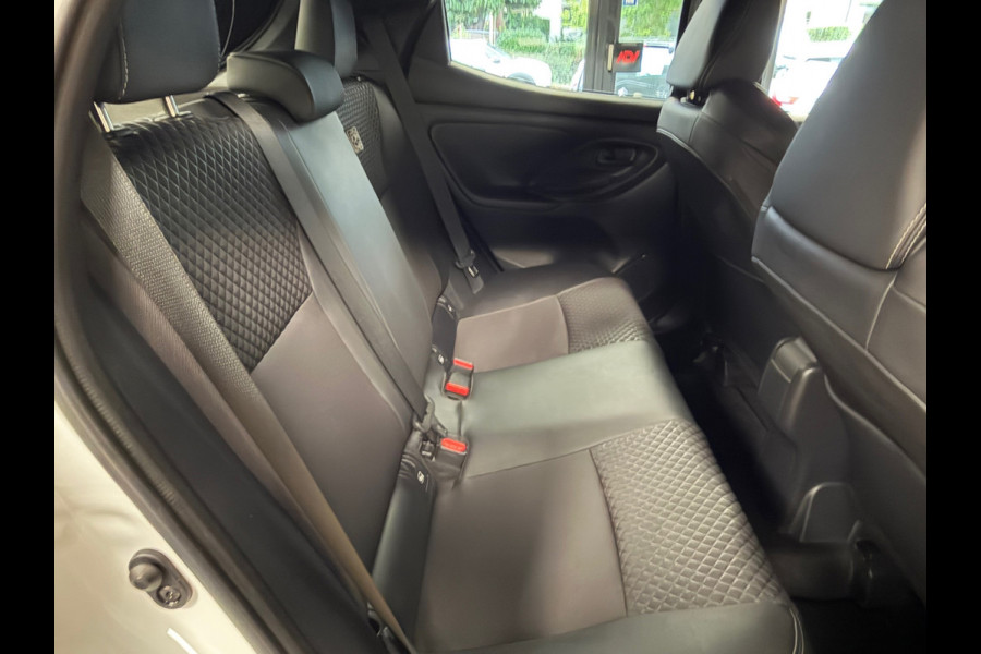 Toyota Yaris 1.5 Hybrid Sport AUT. CAMERA NAVIGATIE KEYLESS-GO LANE-ASSIST STOELVERWARMING AIRCO CRUISE