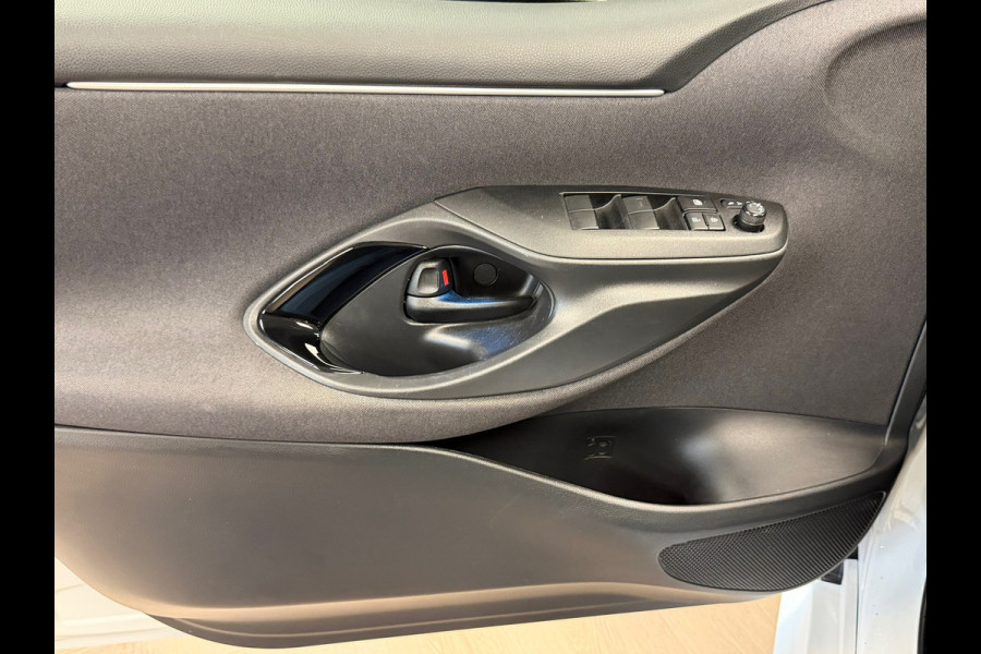 Toyota Yaris 1.5 Hybrid Sport AUT. CAMERA NAVIGATIE KEYLESS-GO LANE-ASSIST STOELVERWARMING AIRCO CRUISE