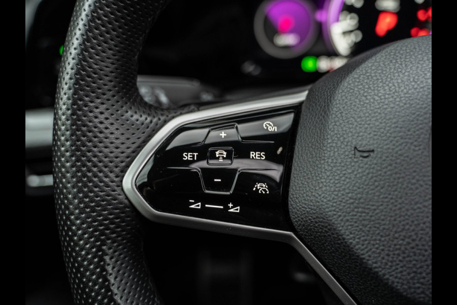 Volkswagen Golf 1.5 eTSI R-Line Pano/Matrix/Camera/Keyless