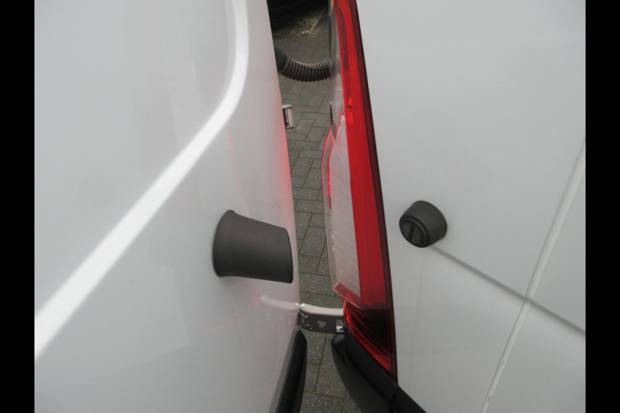 Renault Master T35 2.3 dCi 180pk, L2, Navi, Camera, LED, 2x Schuifdeur, Trekhaak, 3-Zits.