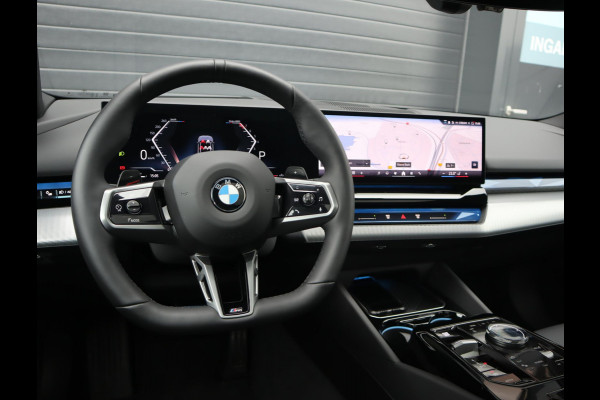 BMW 5 Serie Touring 520i | Pano | 360 Camera | HUD | Trekhaak | Bowers & Wilkins