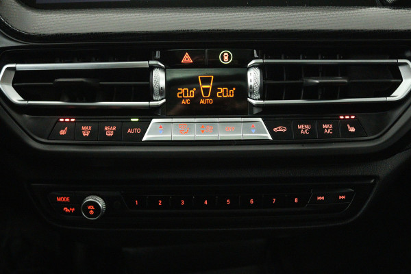 BMW 1-serie 118i Executive Edition (PANORAMADAK, STOELVERWARMING, TREKHAAK AFNEEMBAAR, CAMERA)