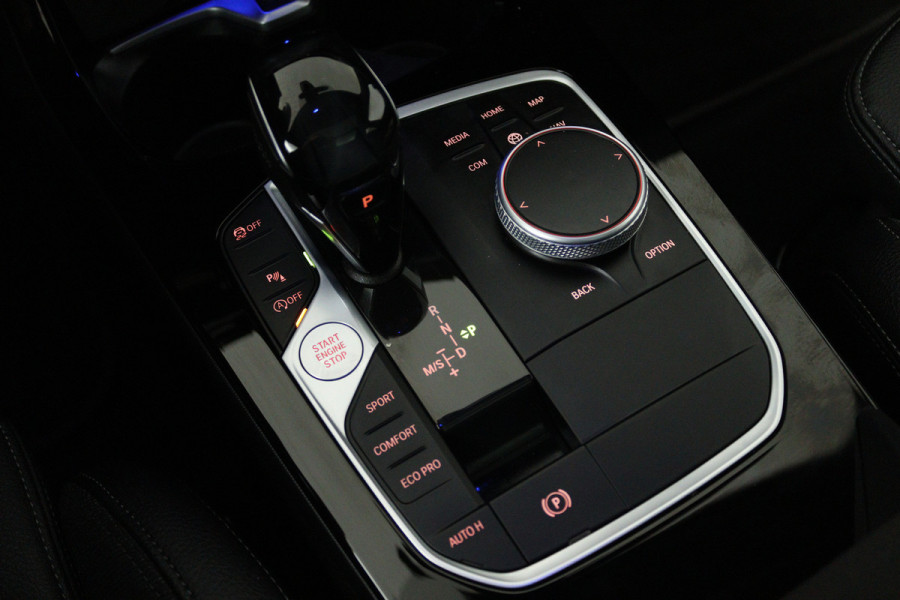 BMW 1-serie 118i Executive Edition (PANORAMADAK, STOELVERWARMING, TREKHAAK AFNEEMBAAR, CAMERA)