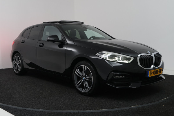 BMW 1-serie 118i Executive Edition (PANORAMADAK, STOELVERWARMING, TREKHAAK AFNEEMBAAR, CAMERA)