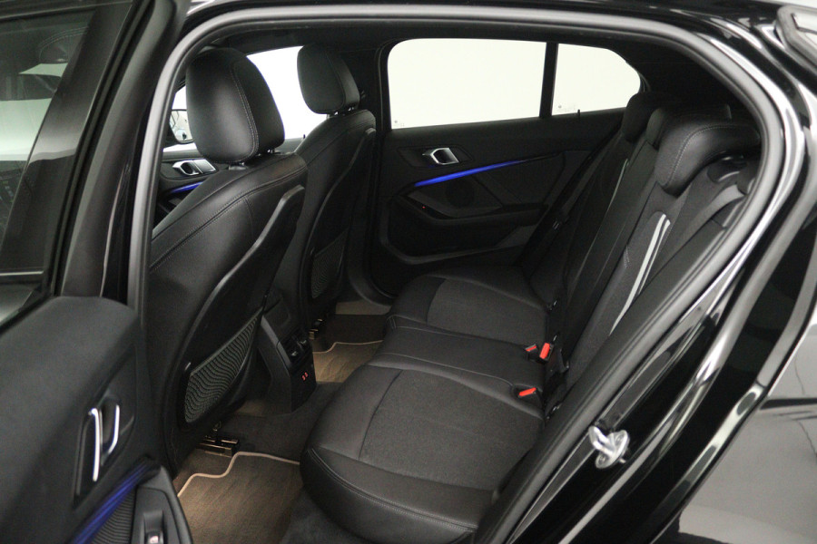 BMW 1-serie 118i Executive Edition (PANORAMADAK, STOELVERWARMING, TREKHAAK AFNEEMBAAR, CAMERA)