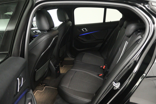 BMW 1-serie 118i Executive Edition (PANORAMADAK, STOELVERWARMING, TREKHAAK AFNEEMBAAR, CAMERA)