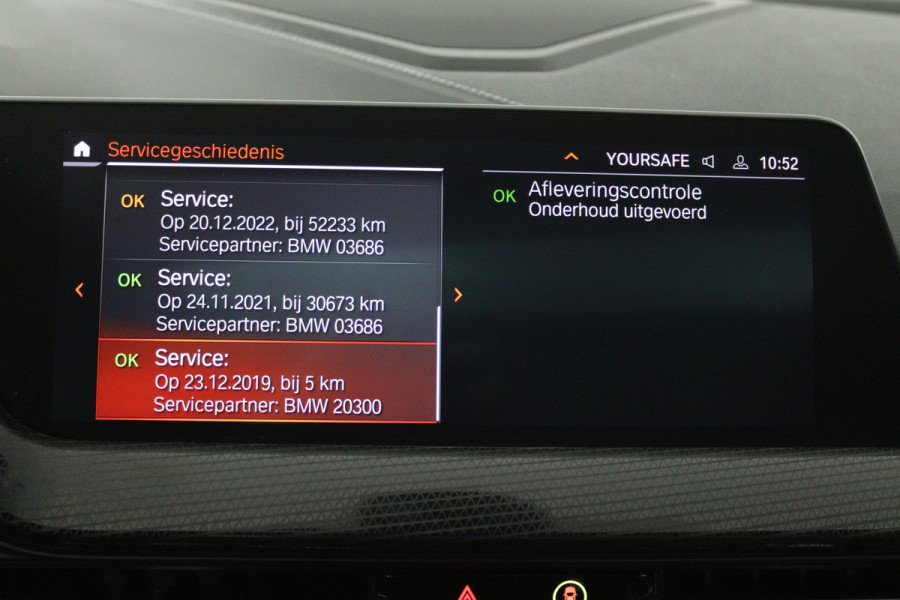 BMW 1-serie 118i Executive Edition (PANORAMADAK, STOELVERWARMING, TREKHAAK AFNEEMBAAR, CAMERA)