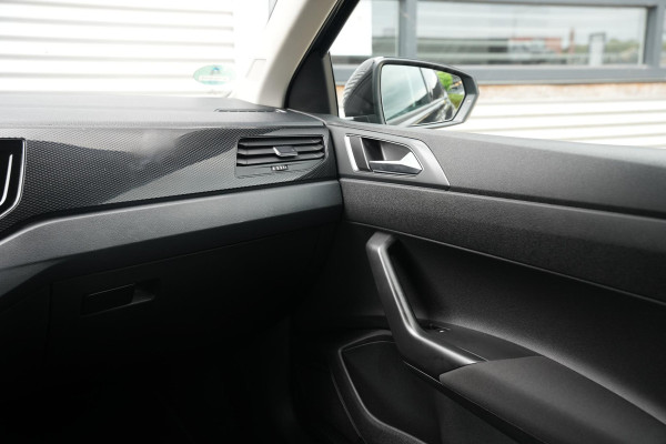 Volkswagen Polo 1.0 TSI Life Business Apple carplay Getint glas Airco Emergency braking DAB+ File assistent Navi