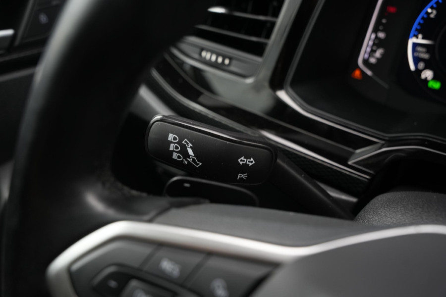 Volkswagen Polo 1.0 TSI Life Business Apple carplay Getint glas Airco Emergency braking DAB+ File assistent Navi