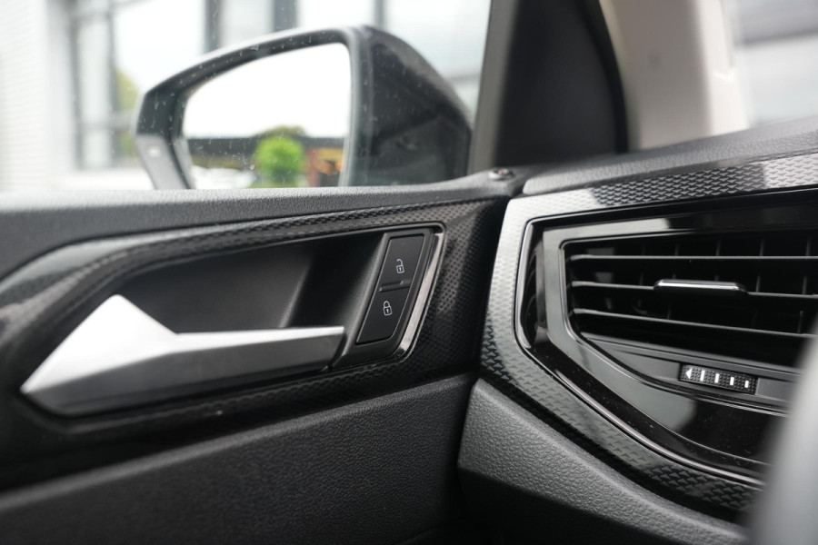 Volkswagen Polo 1.0 TSI Life Business Apple carplay Getint glas Airco Emergency braking DAB+ File assistent Navi