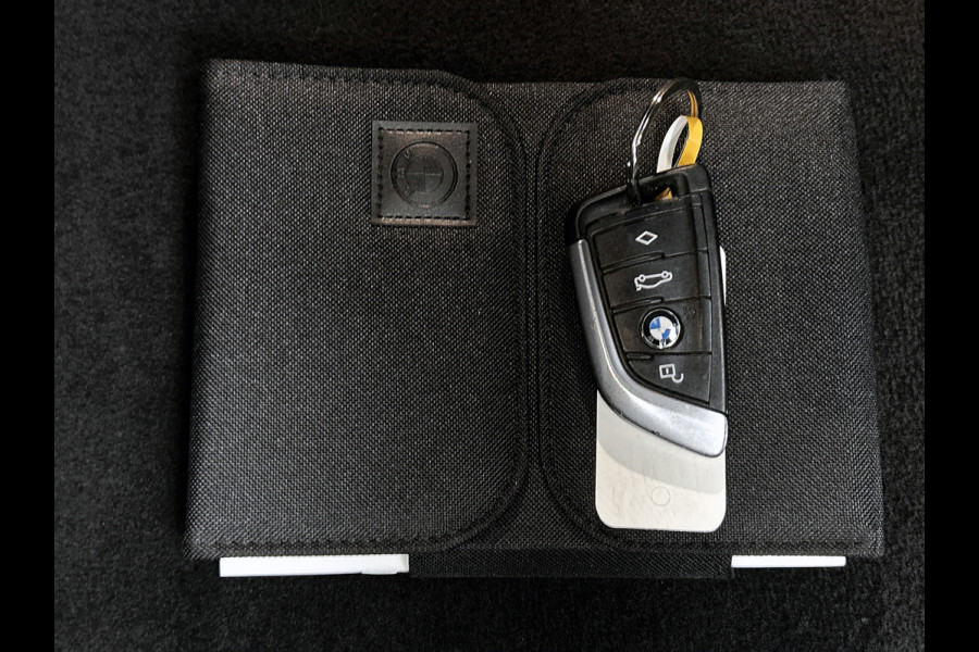 BMW iX3 Executive 80 kWh SOH 98% / Shadow Line / Panoramadak / Leder / Stoelverwarming / Pdc.+Camera / Navigatie / Apk 10-2027