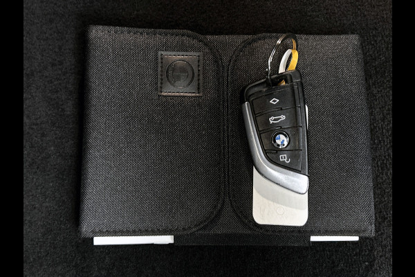 BMW iX3 Executive 80 kWh SOH 98% / Shadow Line / Panoramadak / Leder / Stoelverwarming / Pdc.+Camera / Navigatie / Apk 10-2027
