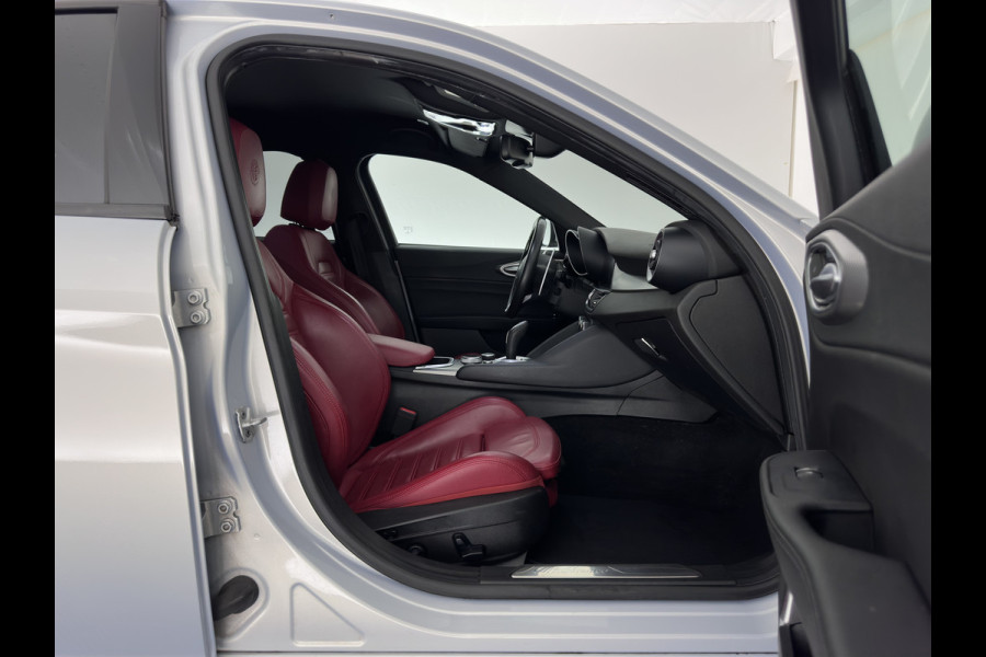 Alfa Romeo Giulia 2.0T Sprint (INCL-BTW)  Aut. *LEATHER | XENON | MEMORY-PACK | HEATED-VELOCE-SPORTSEATS | CAMERA | NAVI-FULLMAP | DAB+ | SHIFTPADDLES | PRIVACY-GLASS | BLINDSPOT | KEYLESS | 19"ALU*