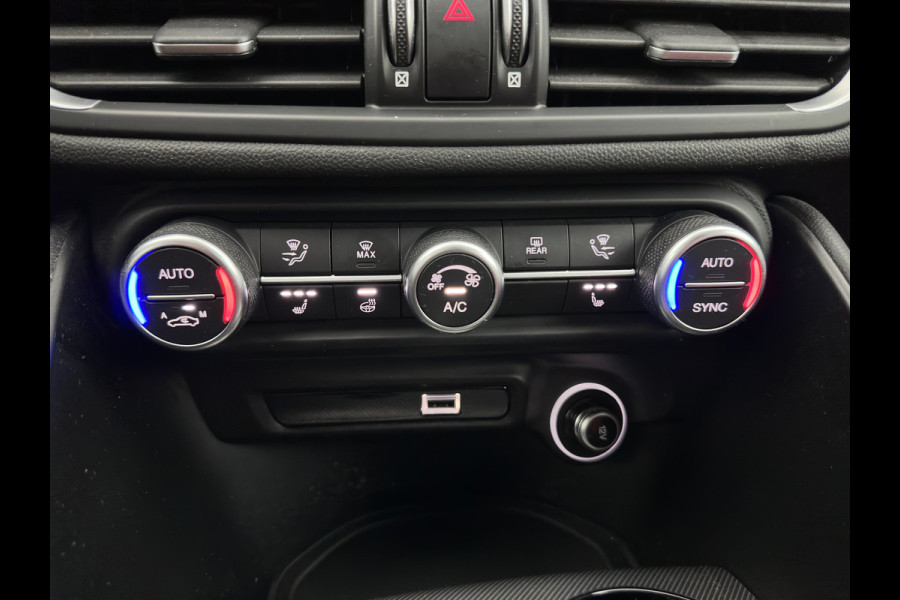Alfa Romeo Giulia 2.0T Sprint (INCL-BTW)  Aut. *LEATHER | XENON | MEMORY-PACK | HEATED-VELOCE-SPORTSEATS | CAMERA | NAVI-FULLMAP | DAB+ | SHIFTPADDLES | PRIVACY-GLASS | BLINDSPOT | KEYLESS | 19"ALU*