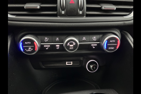 Alfa Romeo Giulia 2.0T Sprint (INCL-BTW)  Aut. *LEATHER | XENON | MEMORY-PACK | HEATED-VELOCE-SPORTSEATS | CAMERA | NAVI-FULLMAP | DAB+ | SHIFTPADDLES | PRIVACY-GLASS | BLINDSPOT | KEYLESS | 19"ALU*