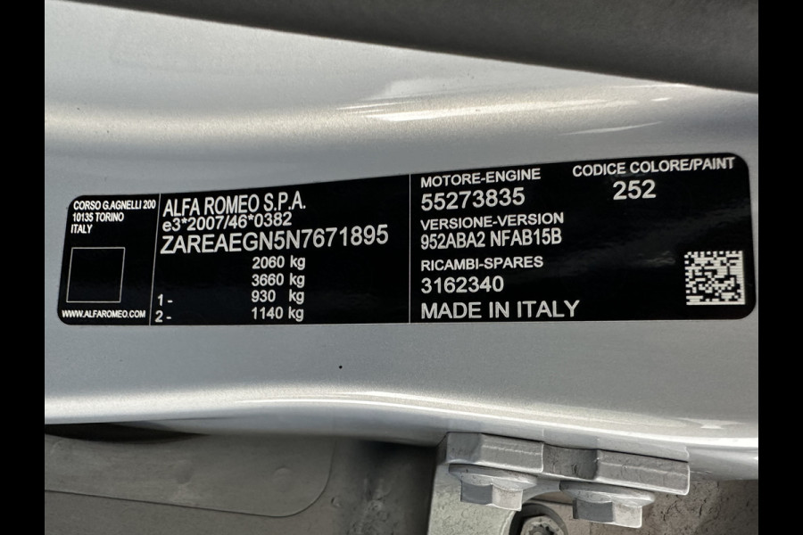 Alfa Romeo Giulia 2.0T Sprint (INCL-BTW)  Aut. *LEATHER | XENON | MEMORY-PACK | HEATED-VELOCE-SPORTSEATS | CAMERA | NAVI-FULLMAP | DAB+ | SHIFTPADDLES | PRIVACY-GLASS | BLINDSPOT | KEYLESS | 19"ALU*