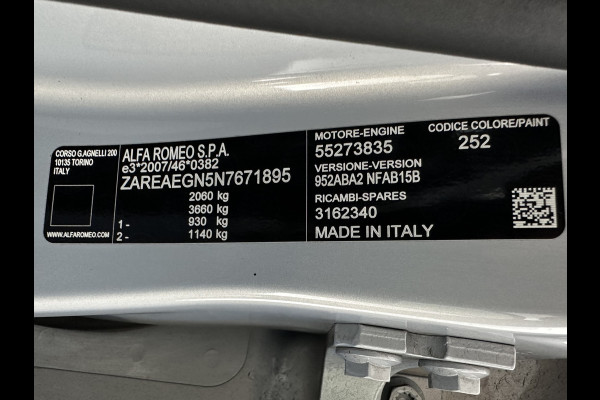 Alfa Romeo Giulia 2.0T Sprint (INCL-BTW)  Aut. *LEATHER | XENON | MEMORY-PACK | HEATED-VELOCE-SPORTSEATS | CAMERA | NAVI-FULLMAP | DAB+ | SHIFTPADDLES | PRIVACY-GLASS | BLINDSPOT | KEYLESS | 19"ALU*