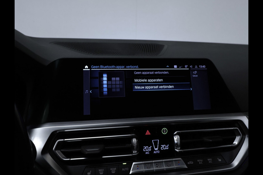 BMW 3 Serie Touring 330e High Executive Sport SOH 90,5% (PANORAMADAK,APPLE CARPLAY,NAVI,CAMERA,SFEERVERLICHTING,LED,SPORTSTOELEN)
