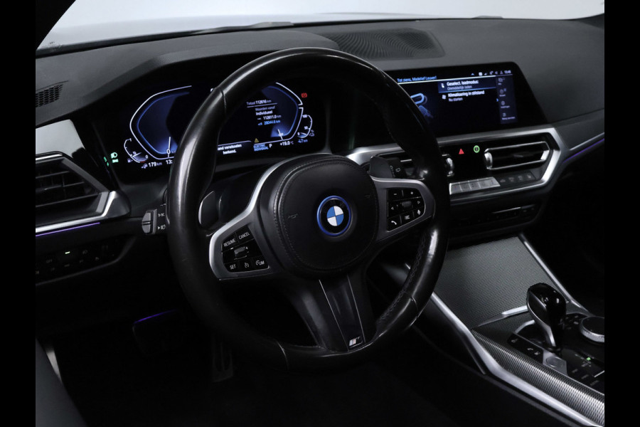 BMW 3 Serie Touring 330e High Executive Sport SOH 90,5% (PANORAMADAK,APPLE CARPLAY,NAVI,CAMERA,SFEERVERLICHTING,LED,SPORTSTOELEN)