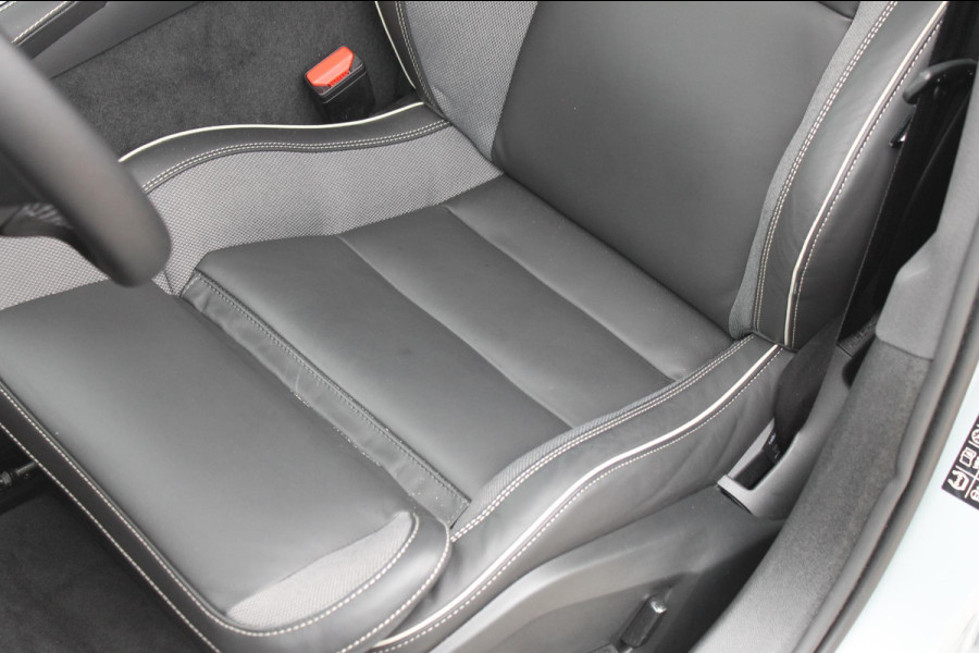 Volvo V60 T6 350PK Automaat Plug-in hybrid AWD Plus Dark Long Range / Google infotainment / 360 graden camera / Stoelverwarming / Stuurwielverwarming / Semi elektrisch weklapbare trekhaak
