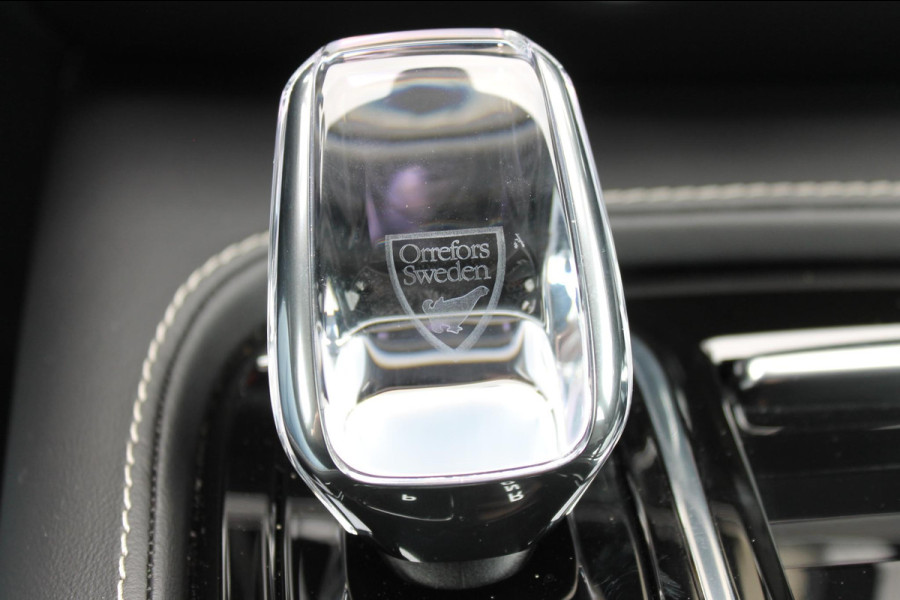 Volvo V60 T6 350PK Automaat Plug-in hybrid AWD Plus Dark Long Range / Google infotainment / 360 graden camera / Stoelverwarming / Stuurwielverwarming / Semi elektrisch weklapbare trekhaak