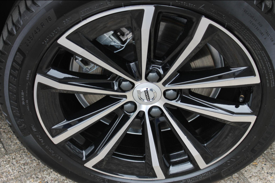 Volvo V60 T6 350PK Automaat Plug-in hybrid AWD Plus Dark Long Range / Google infotainment / 360 graden camera / Stoelverwarming / Stuurwielverwarming / Semi elektrisch weklapbare trekhaak