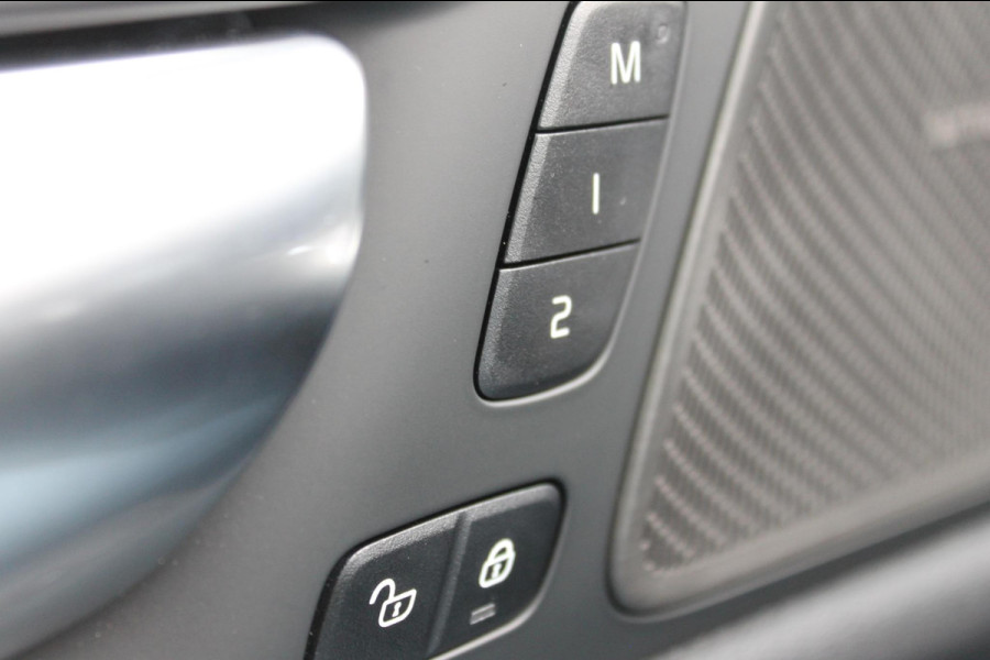 Volvo V60 T6 350PK Automaat Plug-in hybrid AWD Plus Dark Long Range / Google infotainment / 360 graden camera / Stoelverwarming / Stuurwielverwarming / Semi elektrisch weklapbare trekhaak