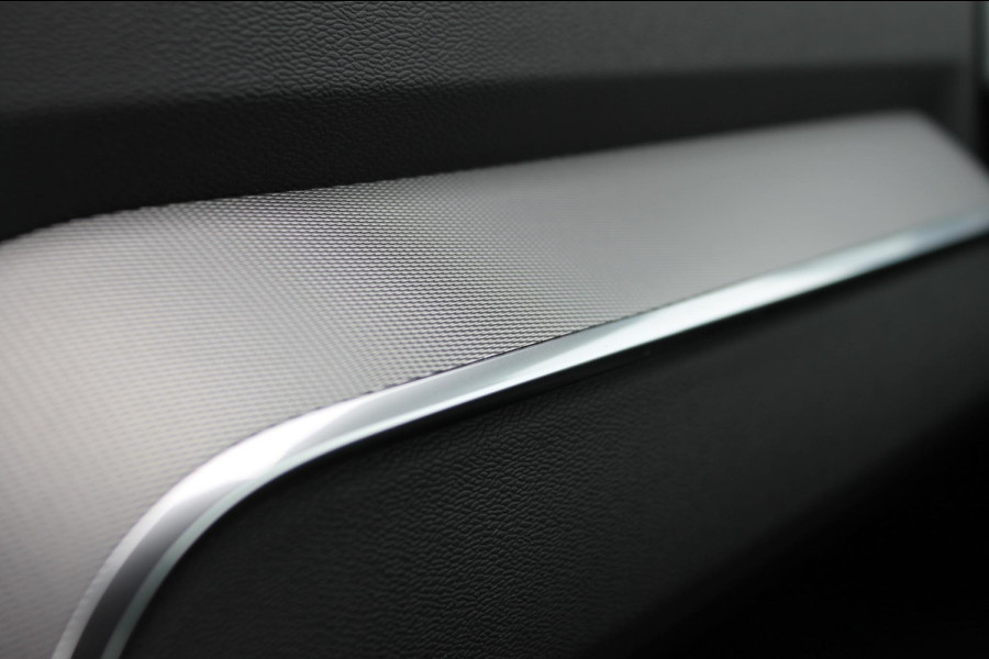 Volvo V60 T6 350PK Automaat Plug-in hybrid AWD Plus Dark Long Range / Google infotainment / 360 graden camera / Stoelverwarming / Stuurwielverwarming / Semi elektrisch weklapbare trekhaak