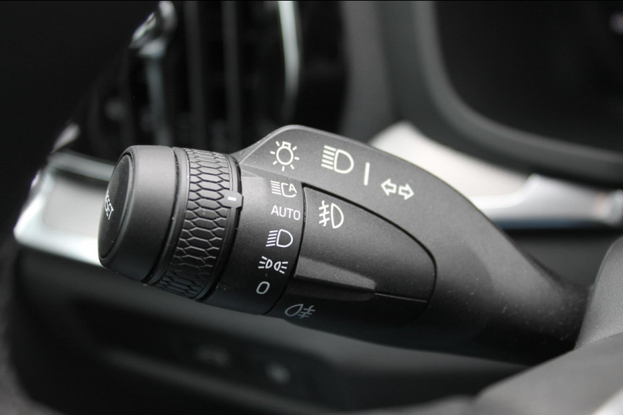 Volvo V60 T6 350PK Automaat Plug-in hybrid AWD Plus Dark Long Range / Google infotainment / 360 graden camera / Stoelverwarming / Stuurwielverwarming / Semi elektrisch weklapbare trekhaak