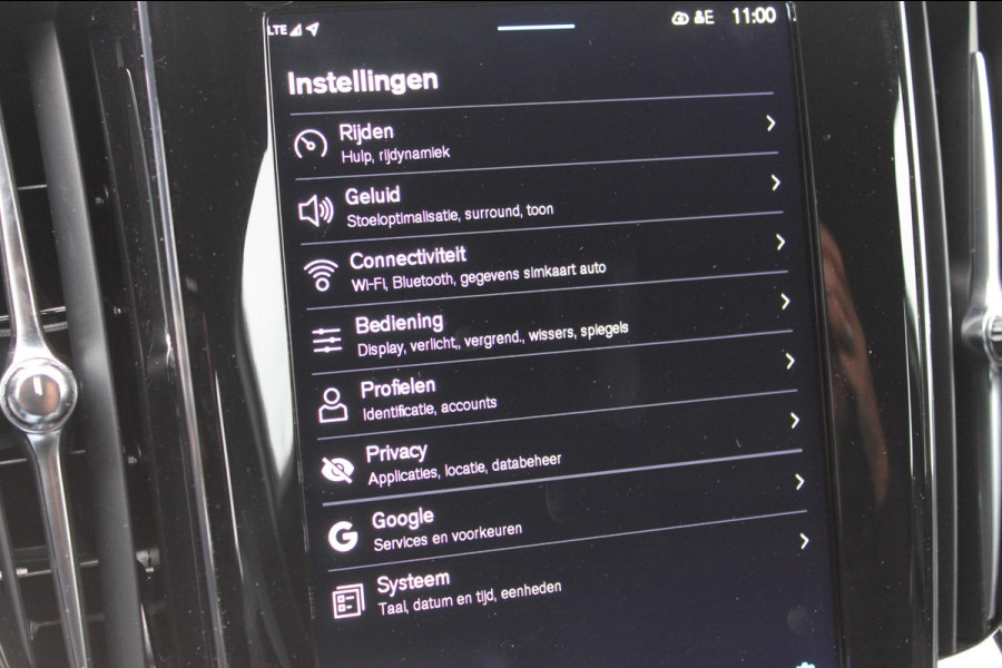 Volvo V60 T6 350PK Automaat Plug-in hybrid AWD Plus Dark Long Range / Google infotainment / 360 graden camera / Stoelverwarming / Stuurwielverwarming / Semi elektrisch weklapbare trekhaak