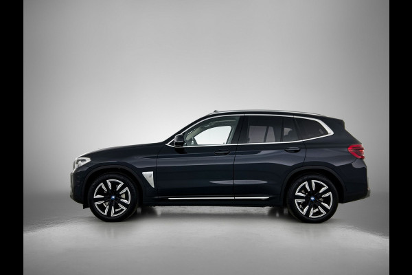BMW iX3 Executive 80 kWh SOH 99,6% / Panoramadak / Leder / Stoelverwarming / Pdc.+Camera / Navigatie / Apk 10-2027