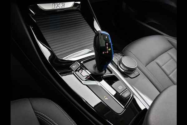 BMW iX3 Executive 80 kWh SOH 99,6% / Panoramadak / Leder / Stoelverwarming / Pdc.+Camera / Navigatie / Apk 10-2027