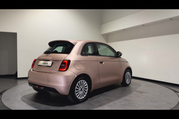 Fiat 500 42 kWh | Apple CarPlay - Android Auto | Stoelen verwarmd | Dodehoek detectie Rijklaar