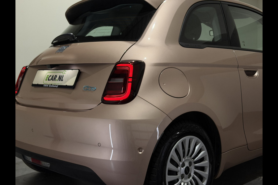 Fiat 500 42 kWh | Apple CarPlay - Android Auto | Stoelen verwarmd | Dodehoek detectie Rijklaar