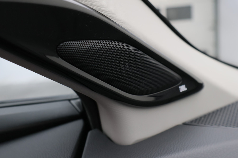 Toyota C-HR 1.8 Hybrid Style Two-Tone, Leer, Apple Carplay, Camera, JBL Sound, ACC, Keyless, 18"
