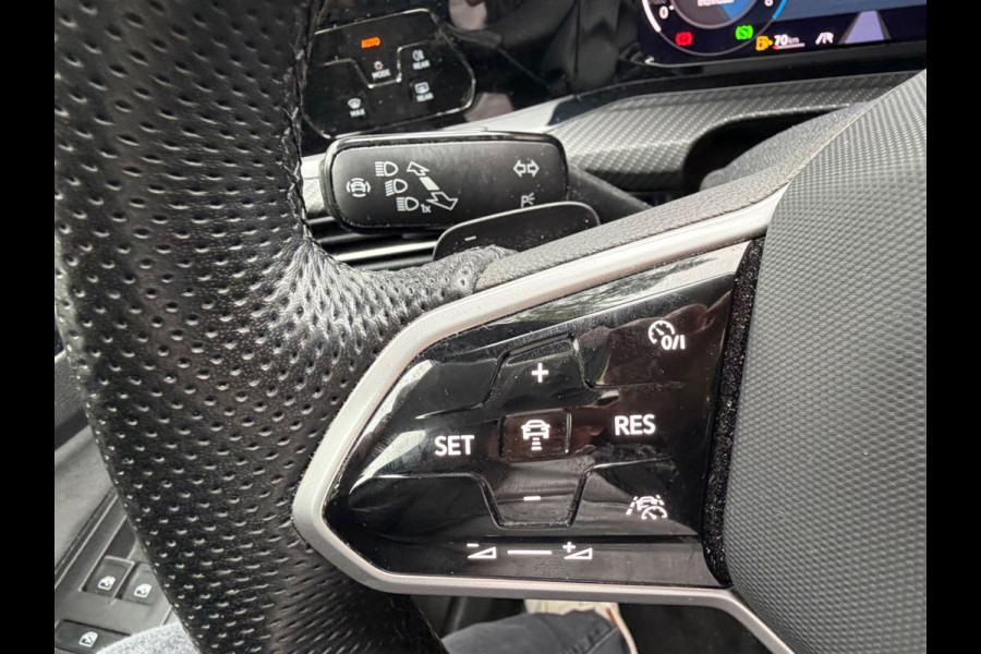 Volkswagen Golf 1.5 eTSI Automaat R-Line Business, panoramadak, sfeerverlichting, digitaal cockpit,stoelverwarming , vele opties