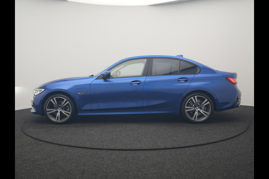 BMW 3-serie 320e Advantage PHEV 204pk Dealer O.H | SOH 87,2% | Head Up | Adaptive Cruise | Camera | Adaptief Onderstel | Laser LED | Lederen Sportstoelen Memory & Verwarmd | Apple Carplay | Blis | Virtual | Navigatie | DAB | 19"L.M |