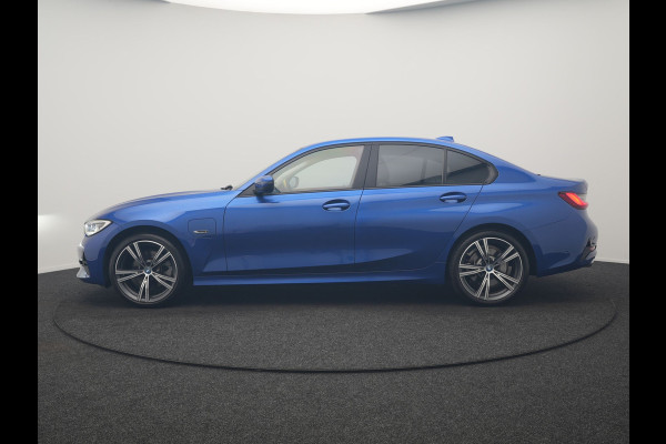 BMW 3-serie 320e Advantage PHEV 204pk Dealer O.H | SOH 87,2% | Head Up | Adaptive Cruise | Camera | Adaptief Onderstel | Laser LED | Lederen Sportstoelen Memory & Verwarmd | Apple Carplay | Blis | Virtual | Navigatie | DAB | 19"L.M |