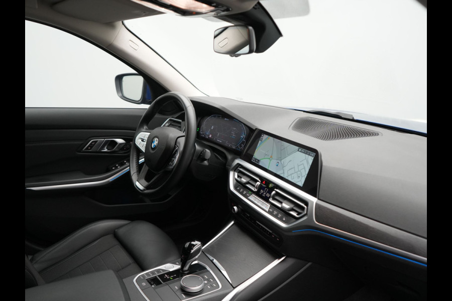BMW 3-serie 320e Advantage PHEV 204pk Dealer O.H | SOH 87,2% | Head Up | Adaptive Cruise | Camera | Adaptief Onderstel | Laser LED | Lederen Sportstoelen Memory & Verwarmd | Apple Carplay | Blis | Virtual | Navigatie | DAB | 19"L.M |