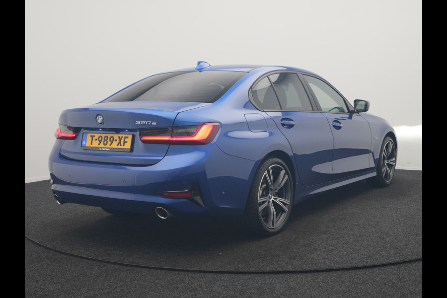 BMW 3-serie 320e Advantage PHEV 204pk Dealer O.H | SOH 87,2% | Head Up | Adaptive Cruise | Camera | Adaptief Onderstel | Laser LED | Lederen Sportstoelen Memory & Verwarmd | Apple Carplay | Blis | Virtual | Navigatie | DAB | 19"L.M |
