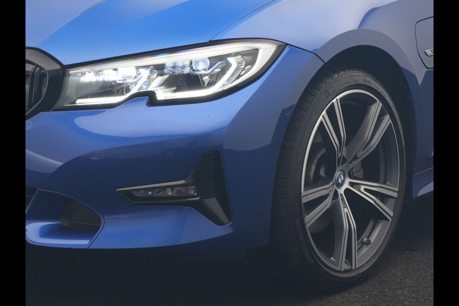 BMW 3-serie 320e Advantage PHEV 204pk Dealer O.H | SOH 87,2% | Head Up | Adaptive Cruise | Camera | Adaptief Onderstel | Laser LED | Lederen Sportstoelen Memory & Verwarmd | Apple Carplay | Blis | Virtual | Navigatie | DAB | 19"L.M |