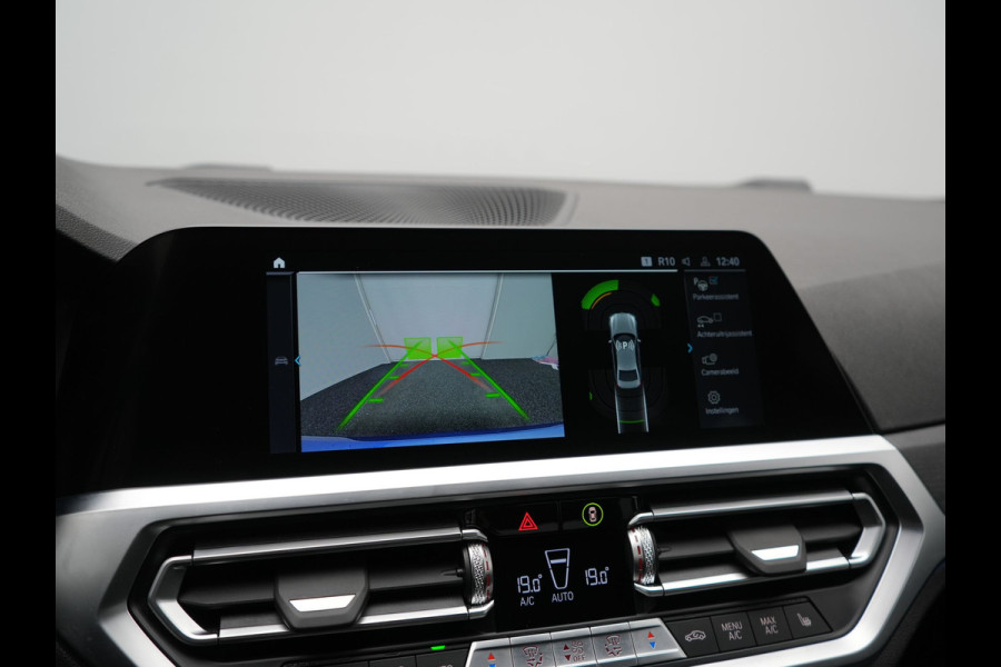 BMW 3-serie 320e Advantage PHEV 204pk Dealer O.H | SOH 87,2% | Head Up | Adaptive Cruise | Camera | Adaptief Onderstel | Laser LED | Lederen Sportstoelen Memory & Verwarmd | Apple Carplay | Blis | Virtual | Navigatie | DAB | 19"L.M |