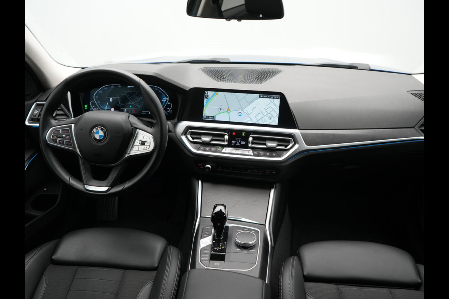 BMW 3-serie 320e Advantage PHEV 204pk Dealer O.H | SOH 87,2% | Head Up | Adaptive Cruise | Camera | Adaptief Onderstel | Laser LED | Lederen Sportstoelen Memory & Verwarmd | Apple Carplay | Blis | Virtual | Navigatie | DAB | 19"L.M |