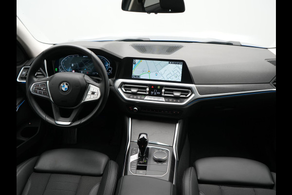 BMW 3-serie 320e Advantage PHEV 204pk Dealer O.H | SOH 87,2% | Head Up | Adaptive Cruise | Camera | Adaptief Onderstel | Laser LED | Lederen Sportstoelen Memory & Verwarmd | Apple Carplay | Blis | Virtual | Navigatie | DAB | 19"L.M |